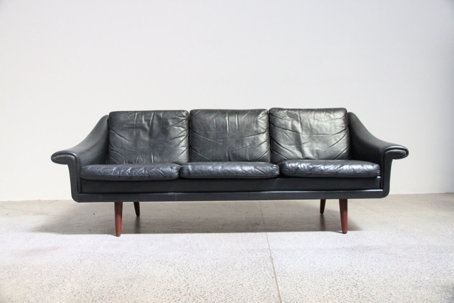 Black Leather Matador Sofa