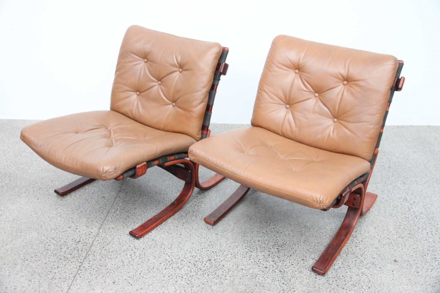 Siesta Style Lounge Chairs In Leather