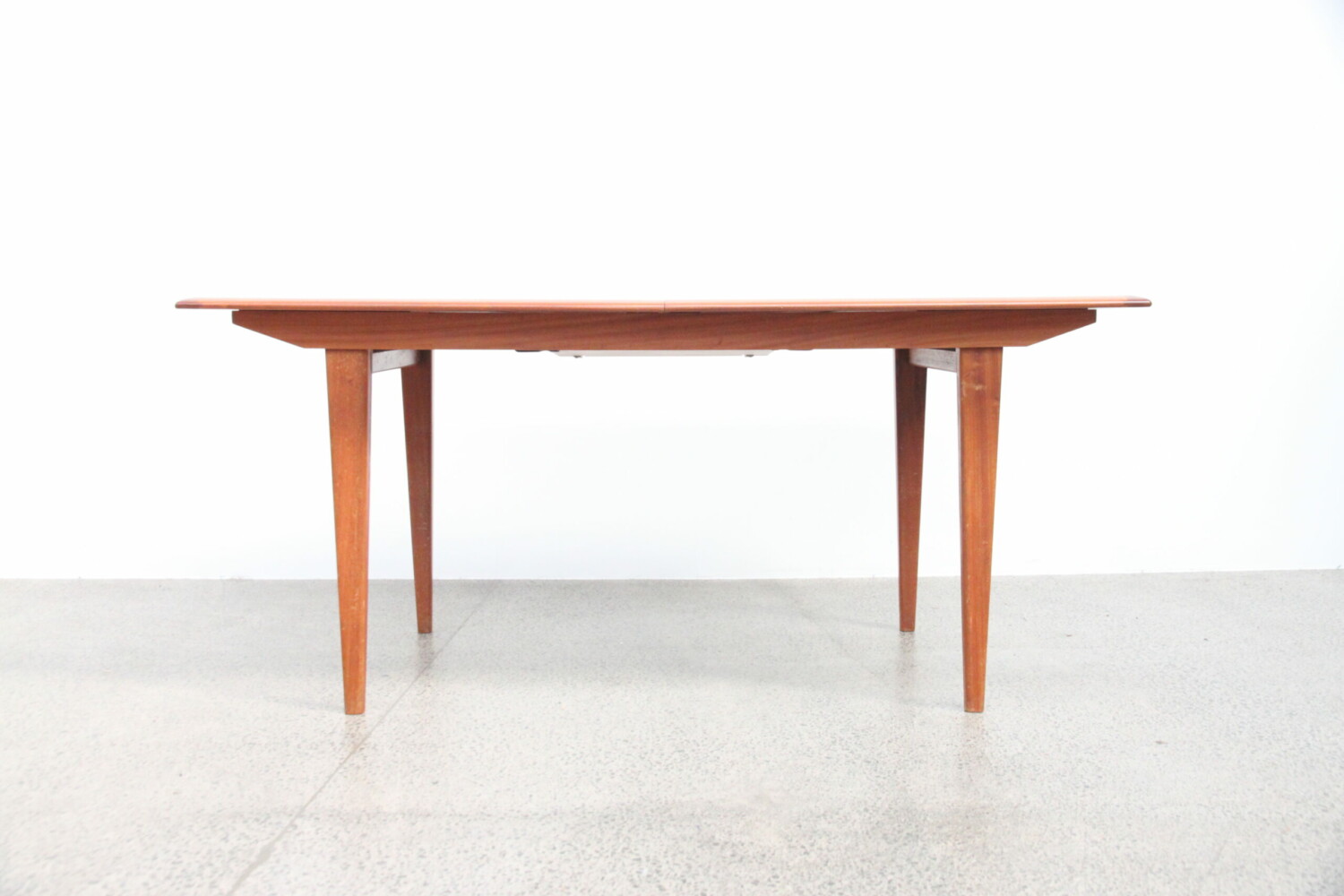 Extendable table by Jon Jansen