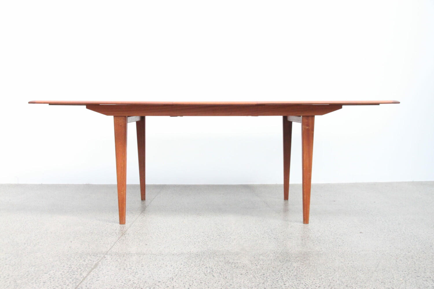 Extendable table by Jon Jansen