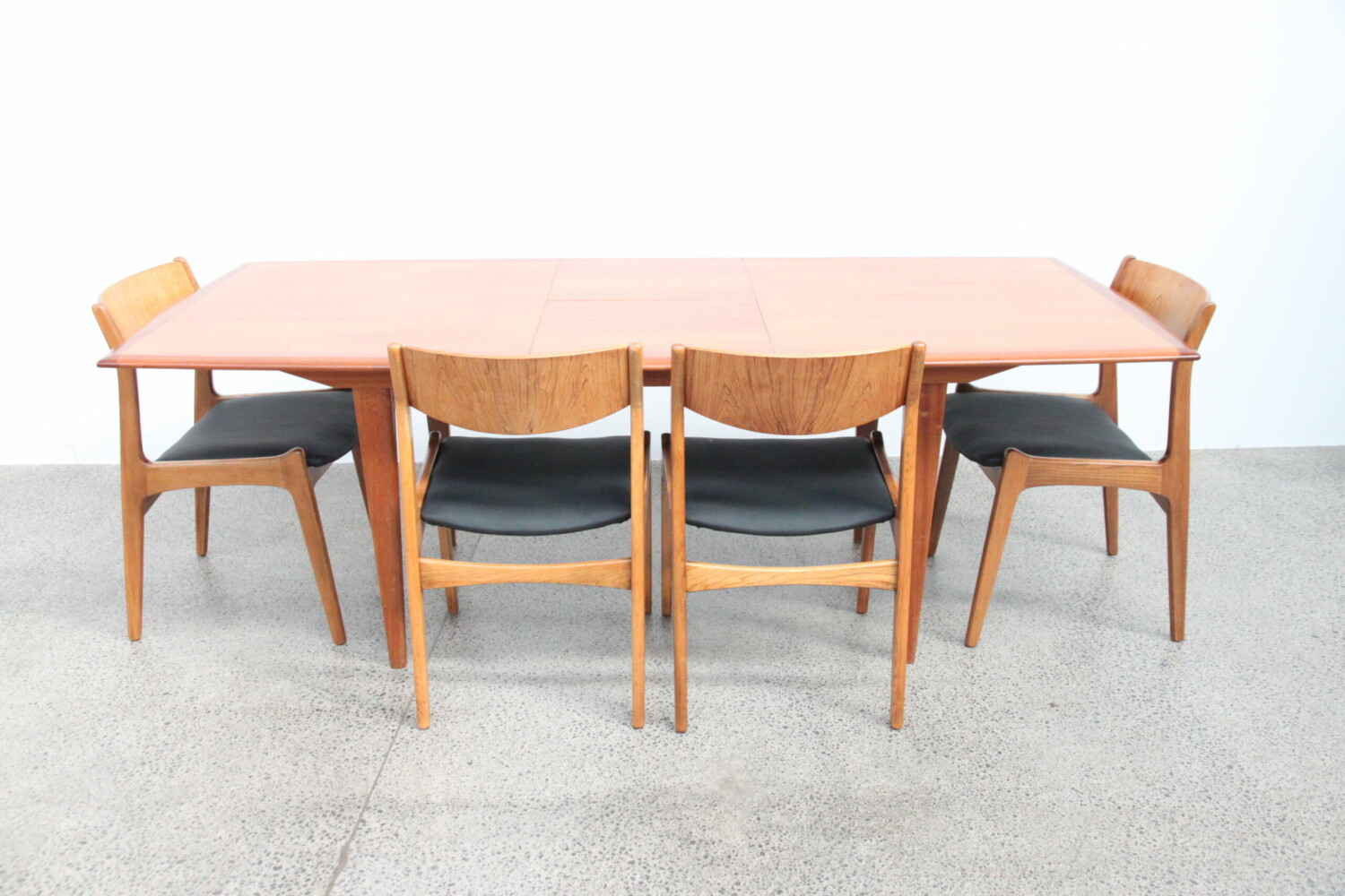 Extendable table by Jon Jansen