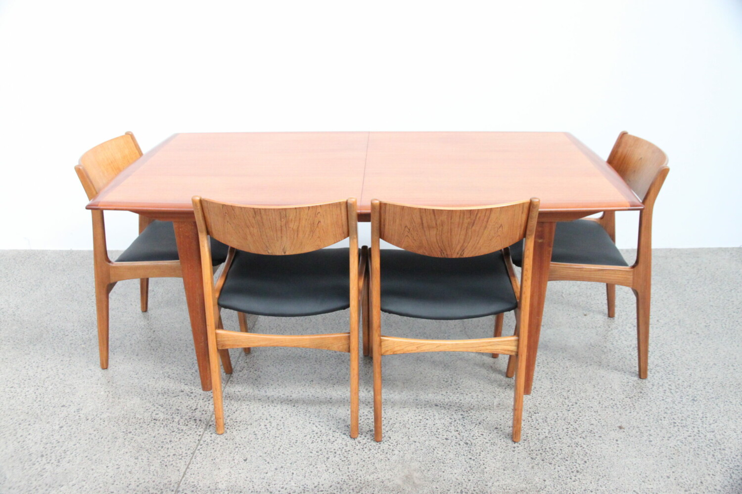 Extendable table by Jon Jansen