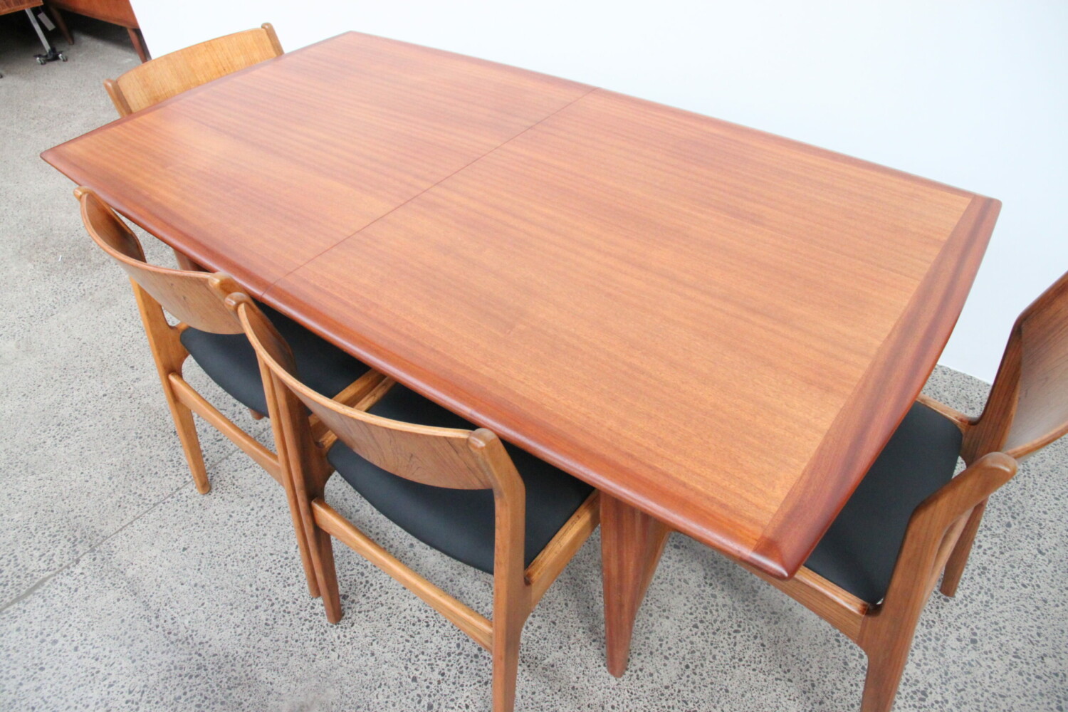 Extendable table by Jon Jansen