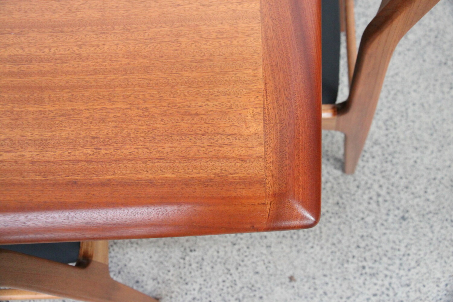 Extendable table by Jon Jansen