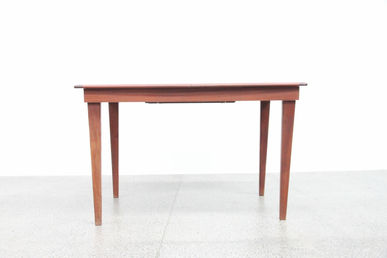 Extendable compact table