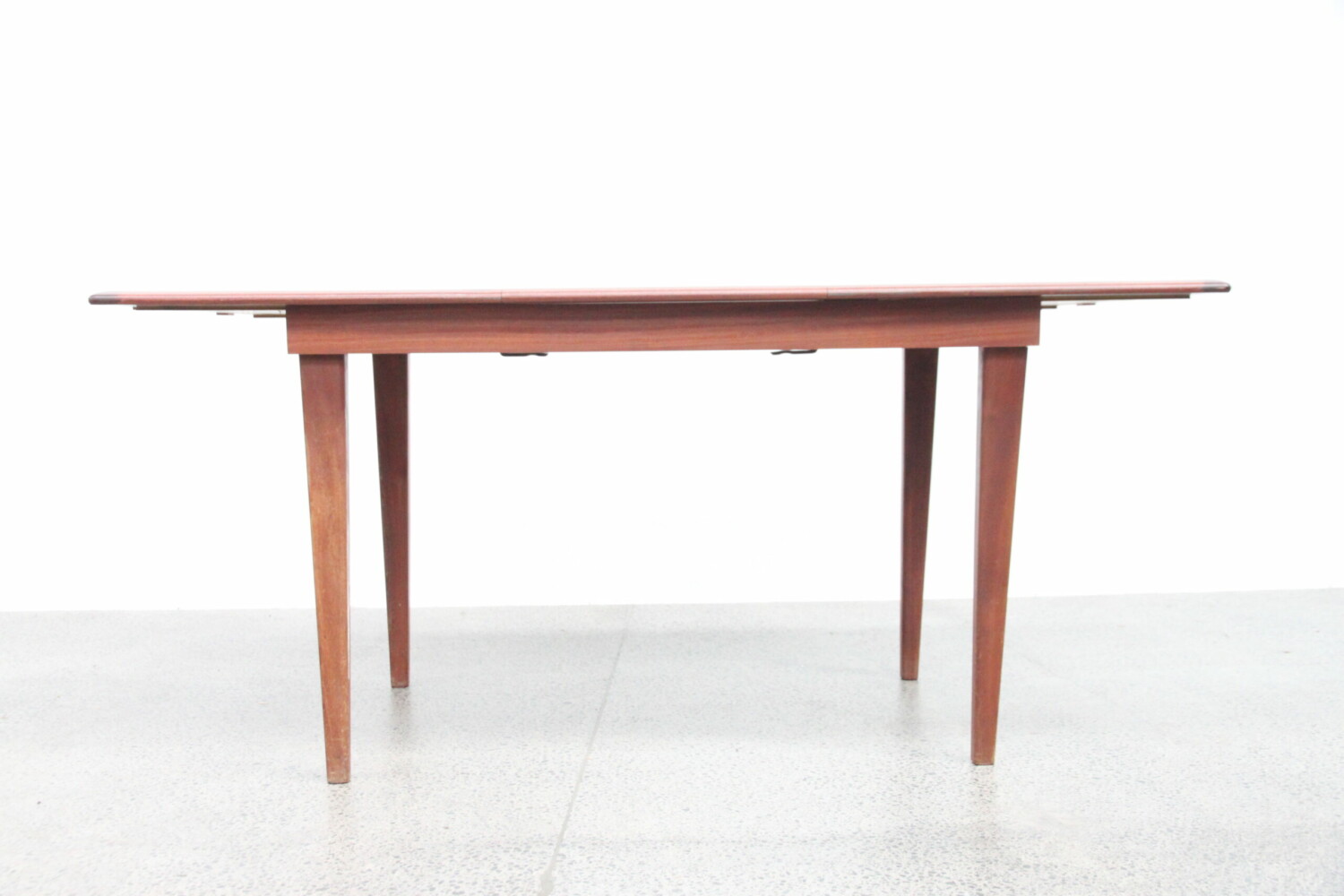 Extendable compact table