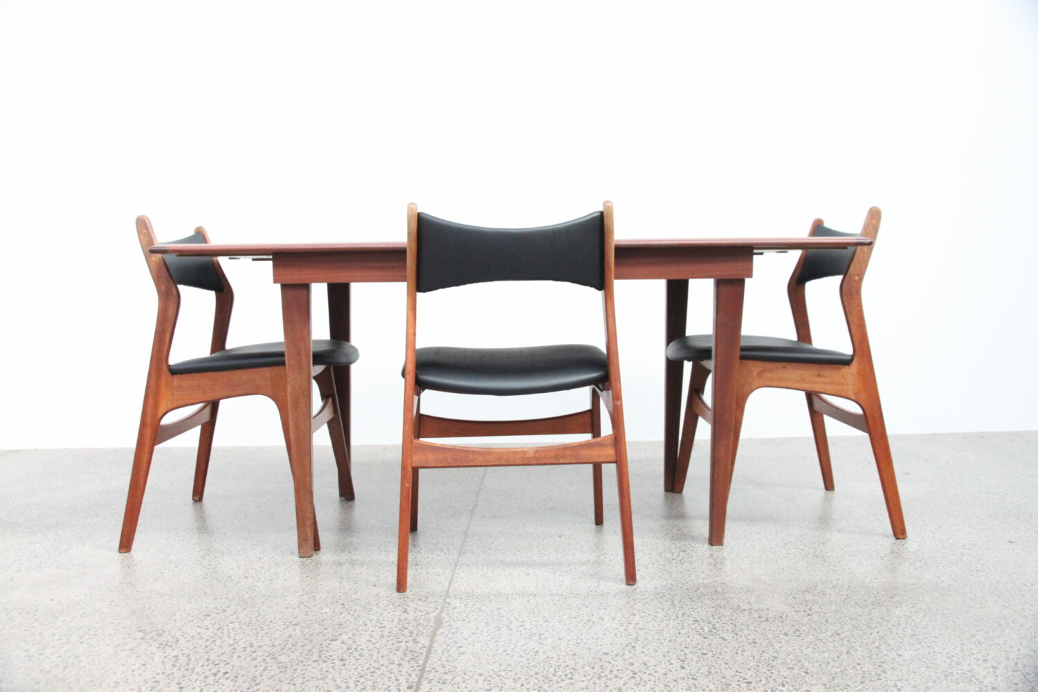 Extendable compact table