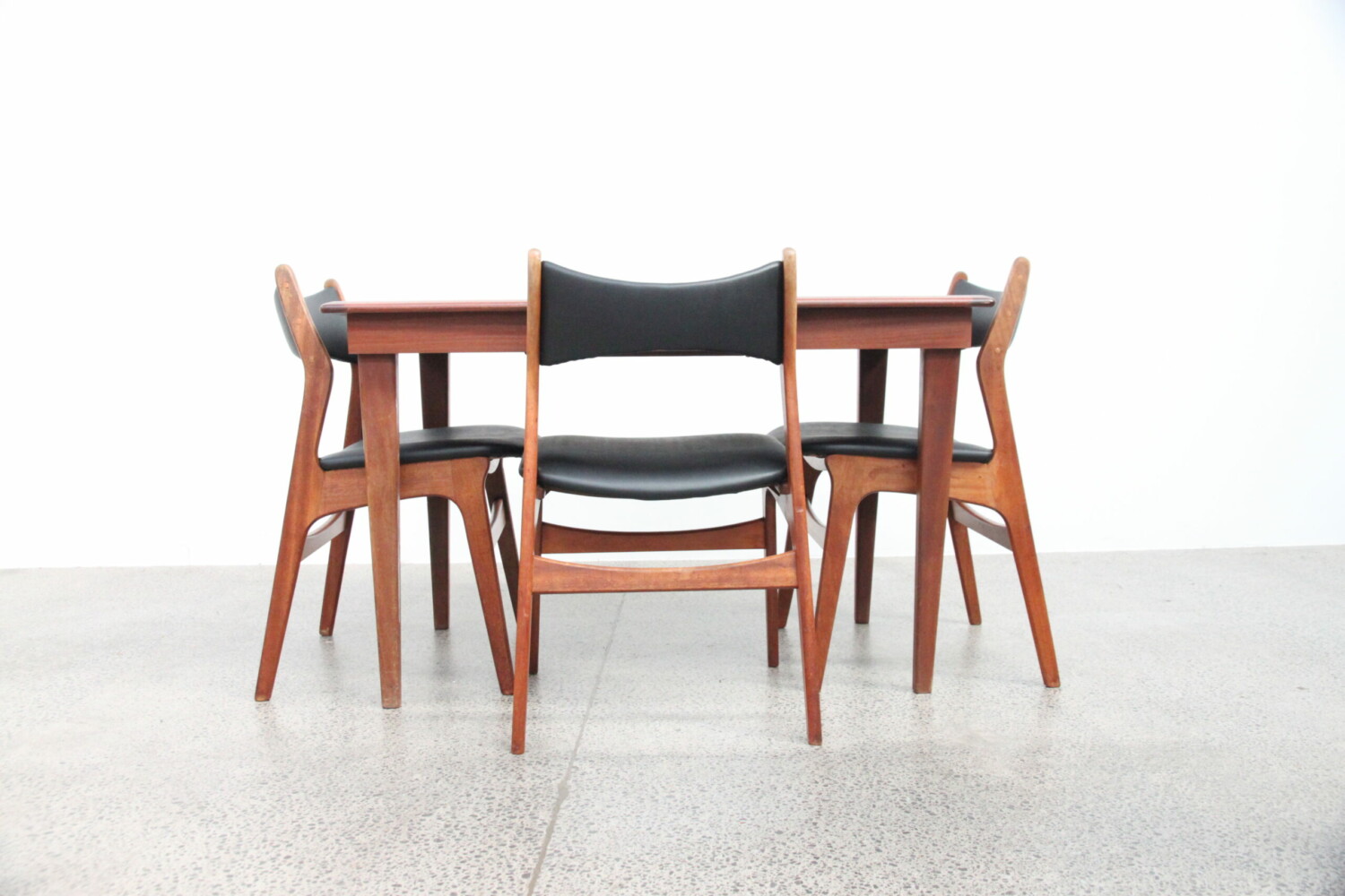 Extendable compact table