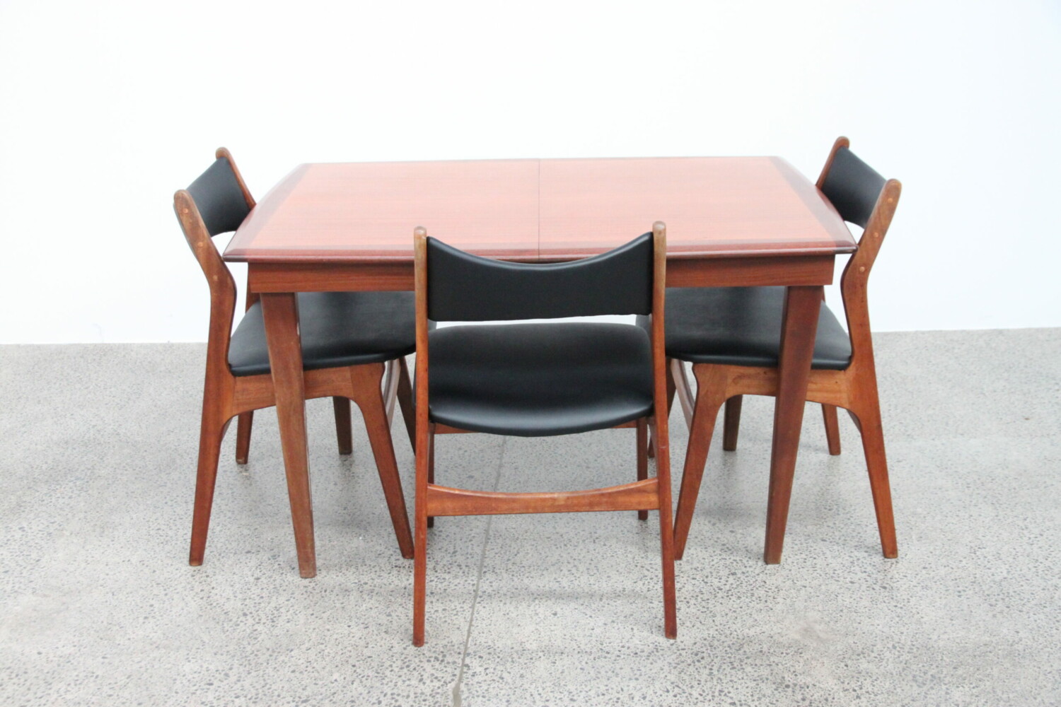 Extendable compact table