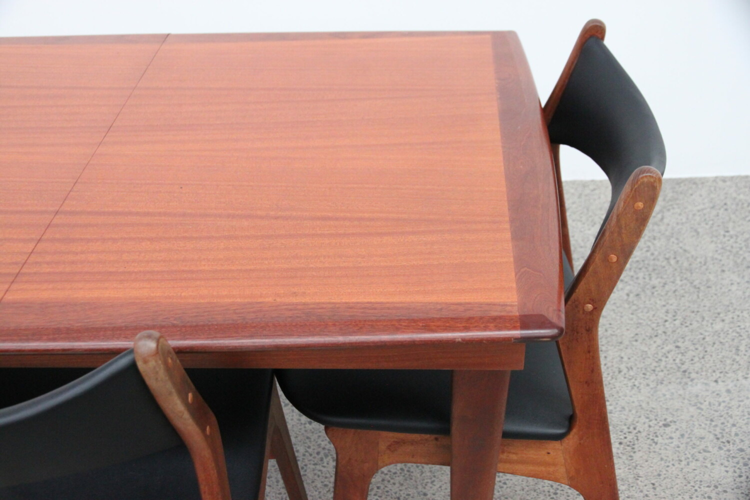Extendable compact table