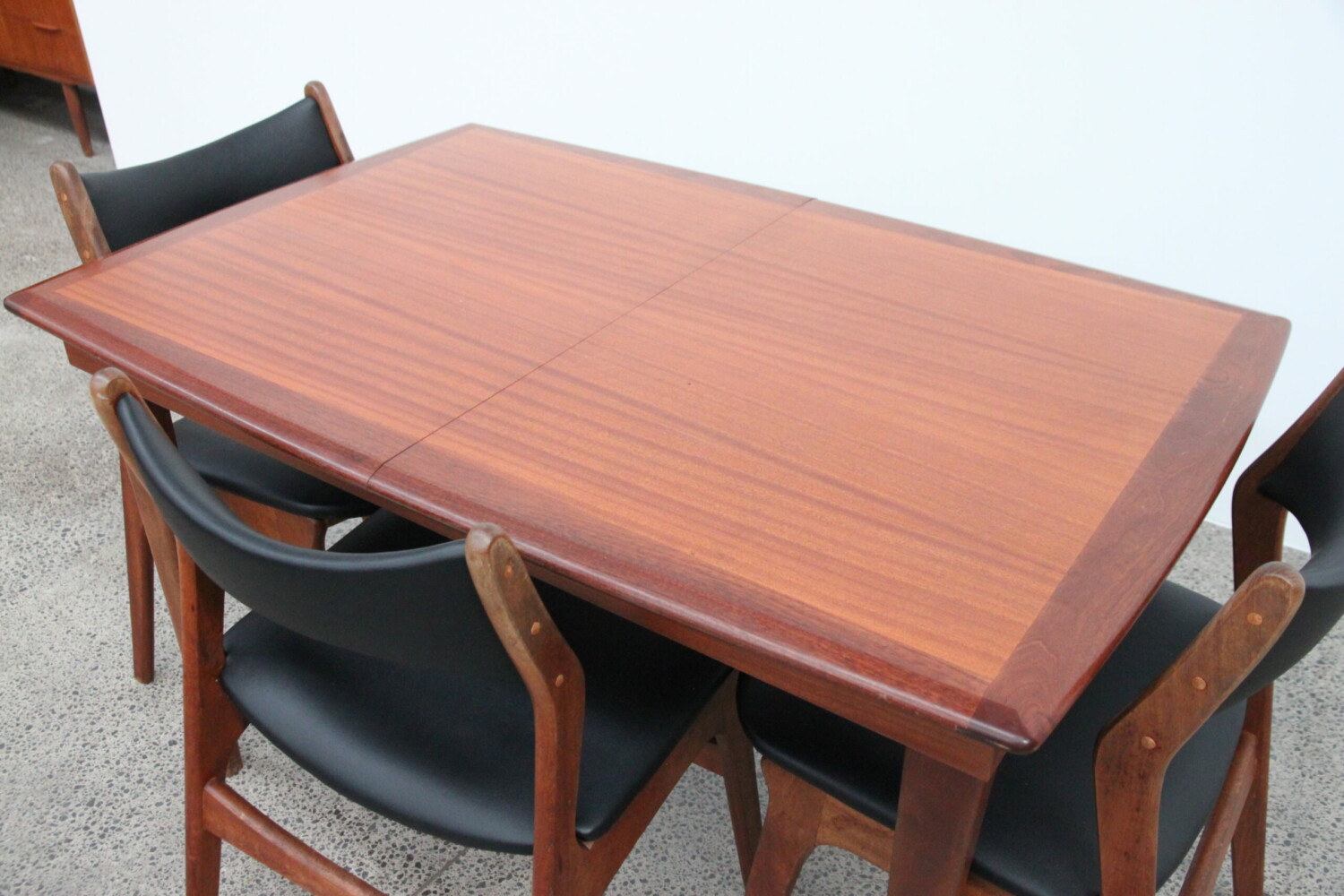 Extendable compact table