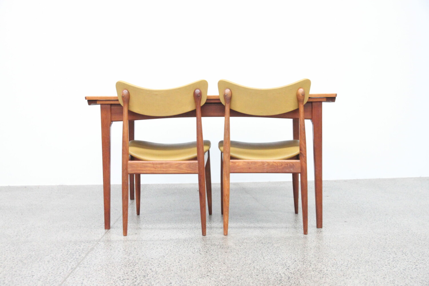 Fler Dining Table