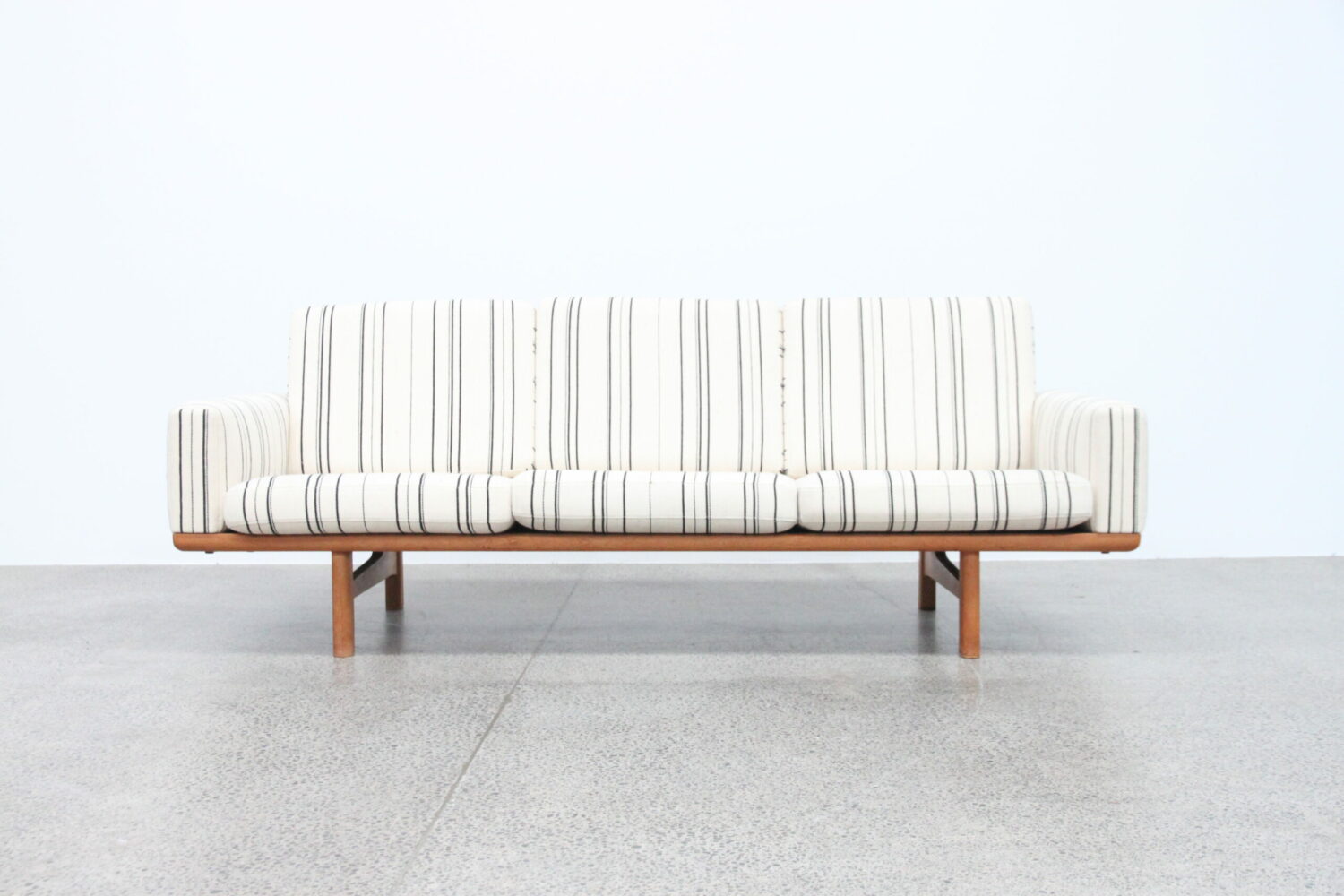 Sofa by Hans Wegner GE236