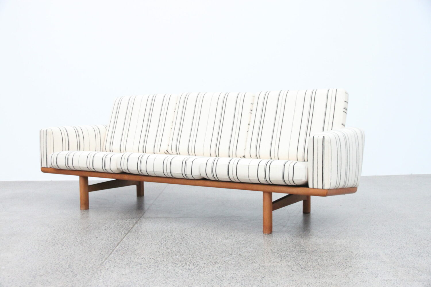 Sofa by Hans Wegner GE236