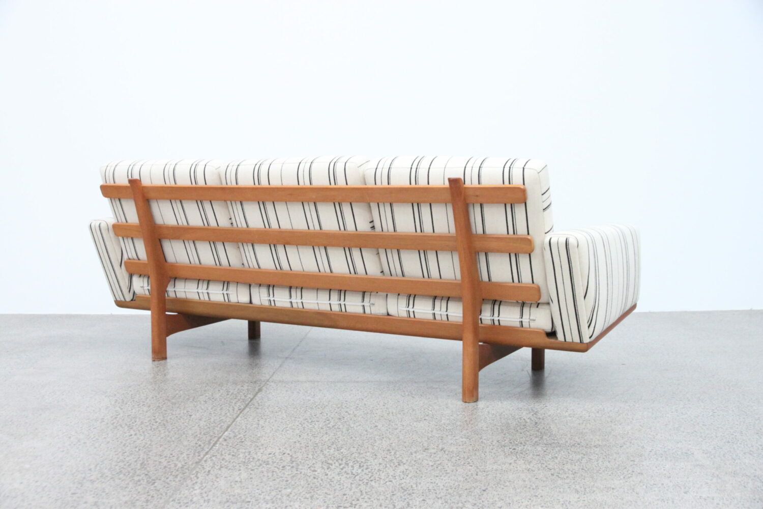 Sofa by Hans Wegner GE236