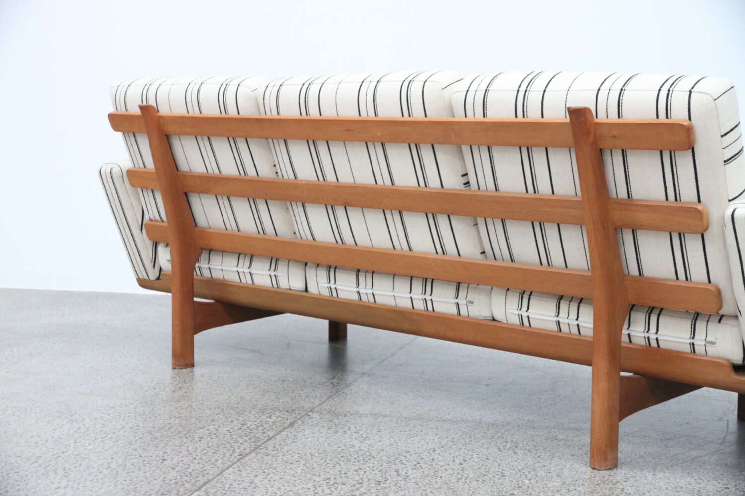 Sofa by Hans Wegner GE236