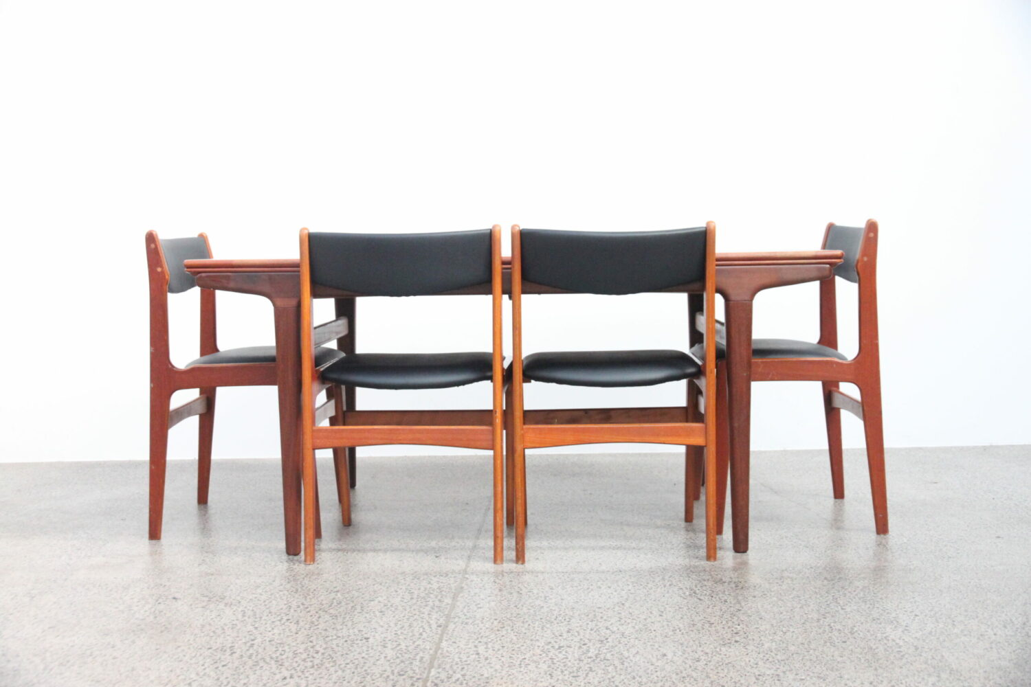 Extendable Table by Johannes Anderson
