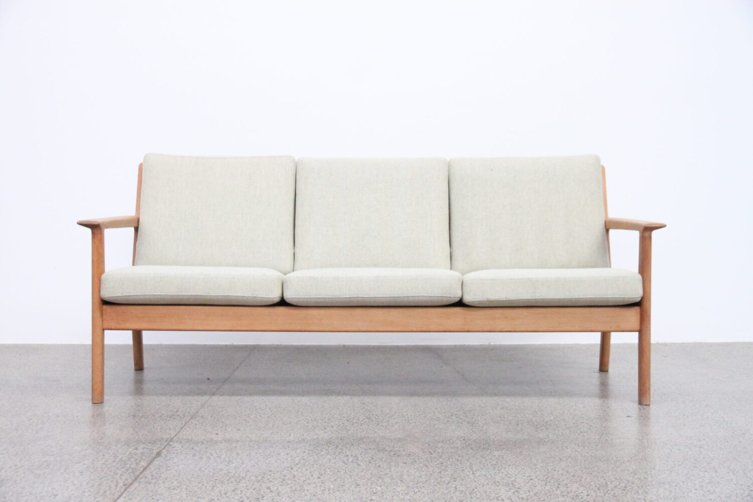 Sofa by Hans Wegner GE 265