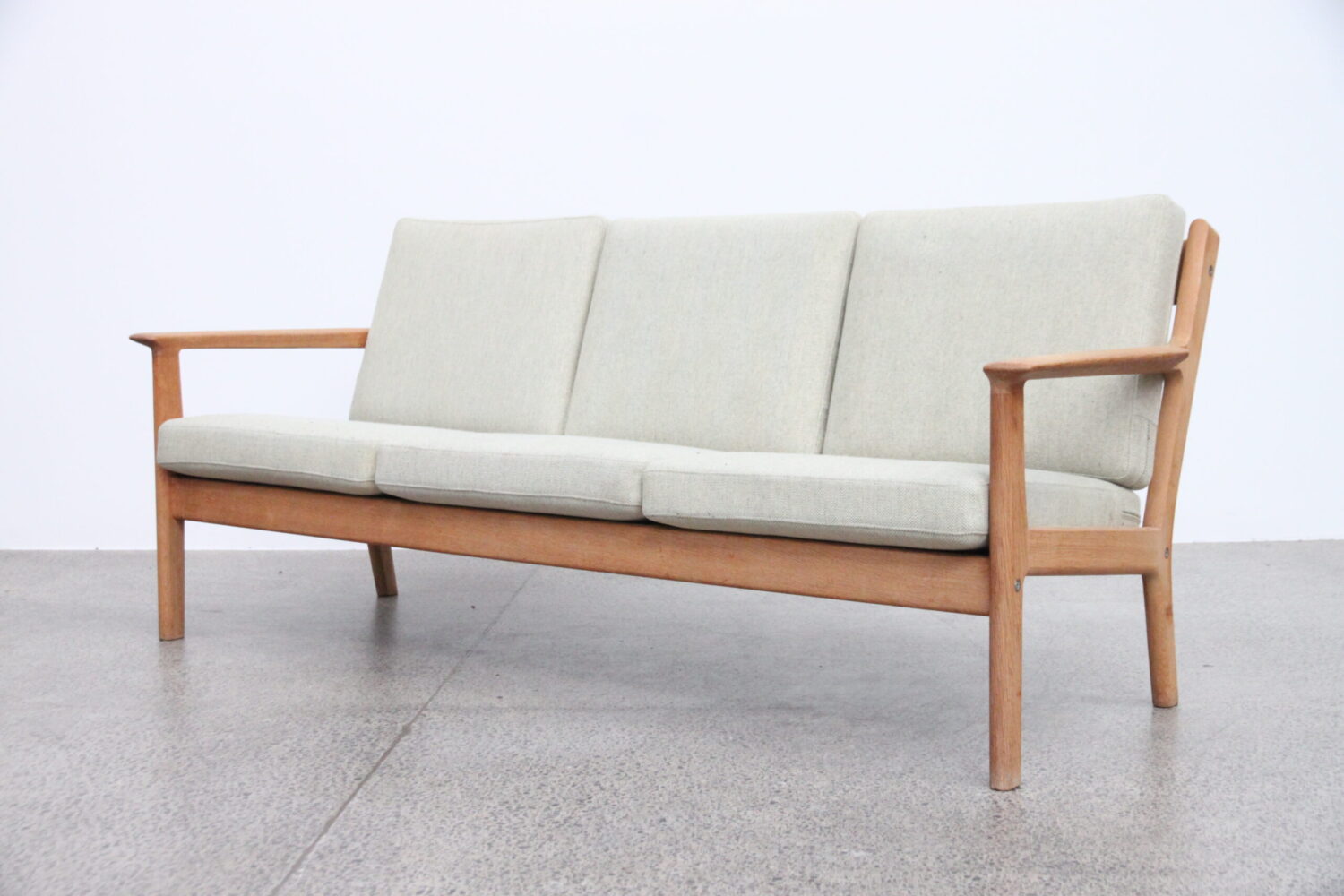 Sofa by Hans Wegner GE 265