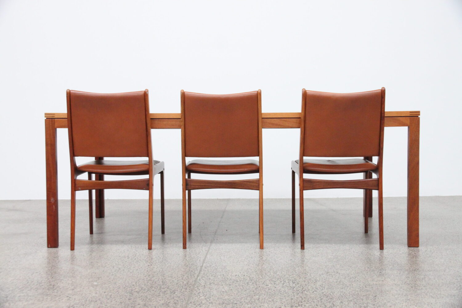 Large Fixed Length Table  by Christian Hvidt