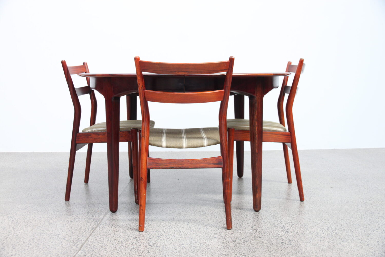 XL Banquet Table With X4 Extensions