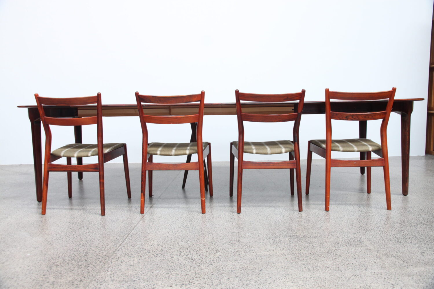 XL Banquet Table With X4 Extensions