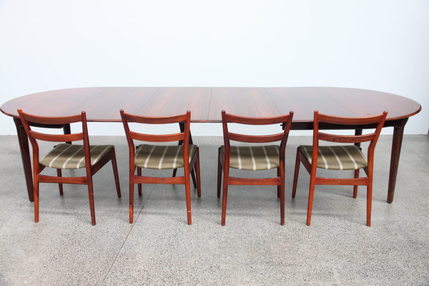 XL Banquet Table With X4 Extensions