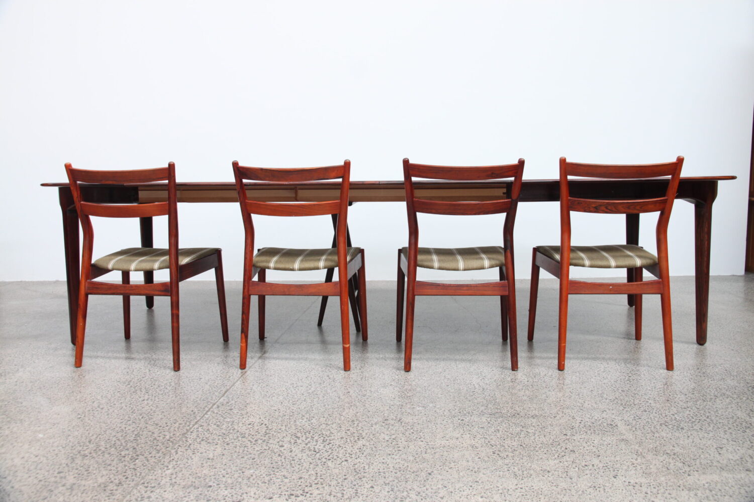 XL Banquet Table With X4 Extensions