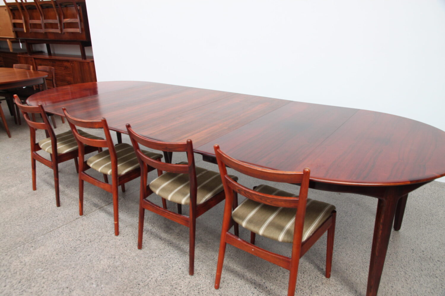 XL Banquet Table With X4 Extensions