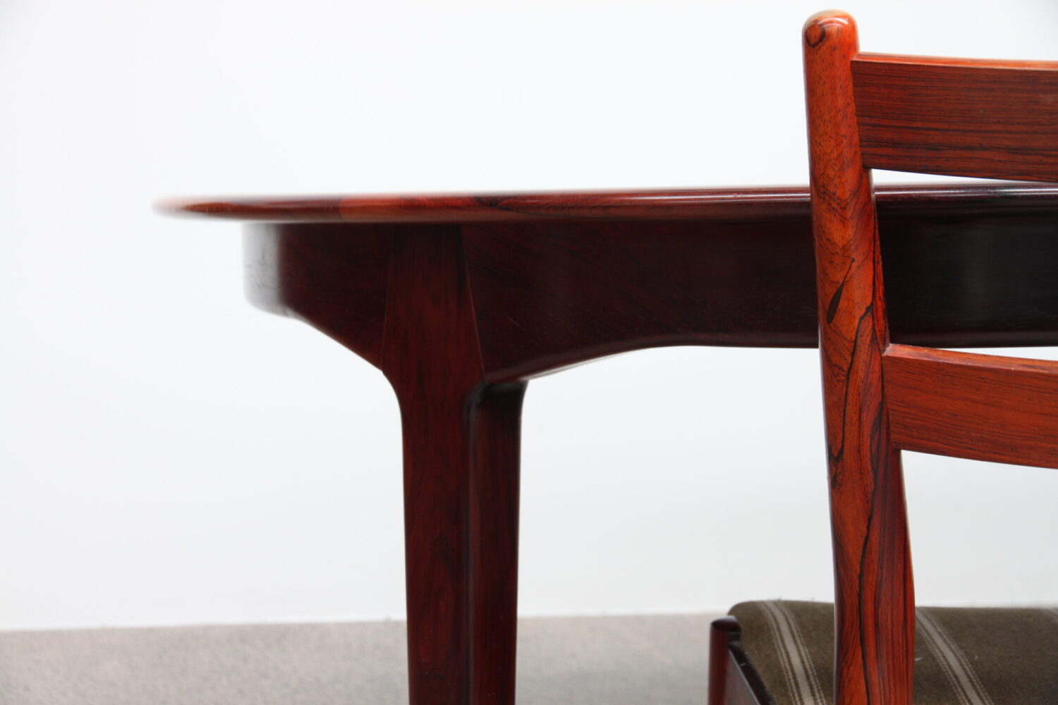 XL Banquet Table With X4 Extensions